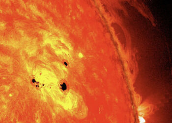 Milžiniškos Saulės dėmės mįslingai dingo po kometos praskridimo