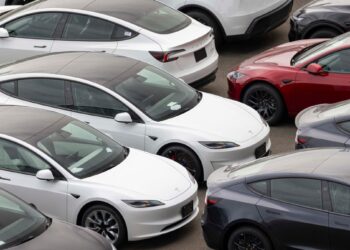 Milžiniškas ieškinys JAV naftos gigantams: dešimtmečius slopino elektromobilių rinkos plėtrą ir žalią energiją