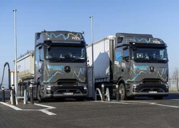 Milžiniškas lūžis keliuose: Mercedes-Benz Trucks slapta testuoja megavatinį įkrovimą krovinių gigante