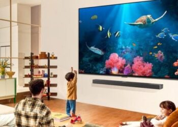 Milžiniški 98+ colių televizoriai 2026 m.: TOP modeliai, kainos šokas ir stulbinanti kokybė