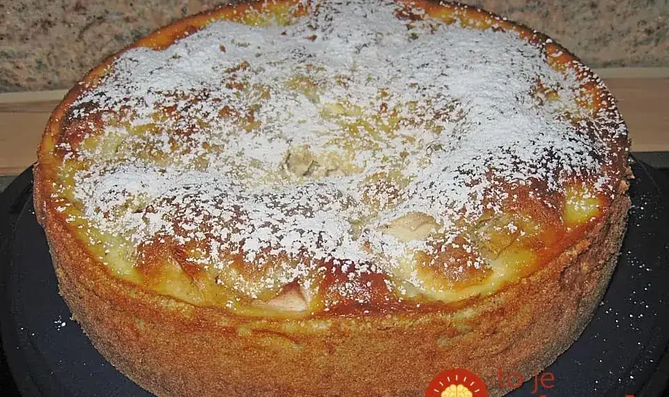 Minkštas obuolių pyragas su grietine: tinginių receptas, kuris dingsta nuo stalo akimirksniu!