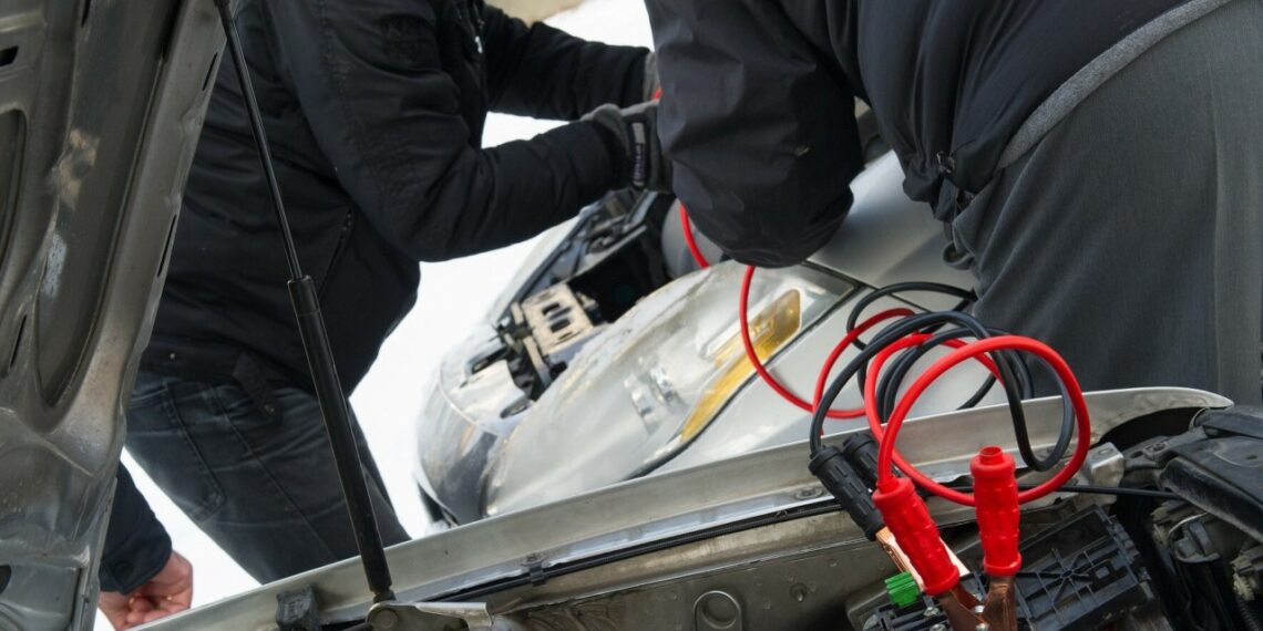 Mirtinai pavojinga klaida jungiant laidus prie akumuliatoriaus: mechanikas perspėja vairuotojus