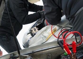 Mirtinai pavojinga klaida jungiant laidus prie akumuliatoriaus: mechanikas perspėja vairuotojus