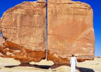 Mįslingas Al-Naslaa akmuo dykumoje perpjautas lyg lazeriu: mokslininkai be atsakymų