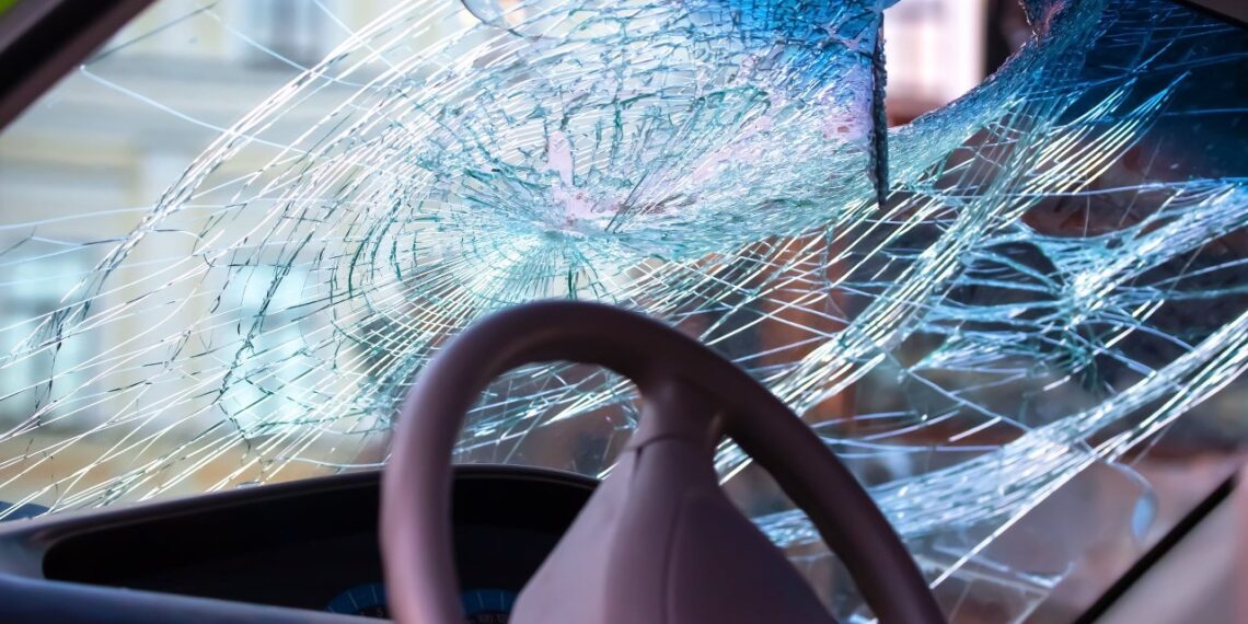 Mitai apie „maginius“ būdus išdaužti langą gali nužudyti: ką DARYTI po avarijos iš tikrųjų?