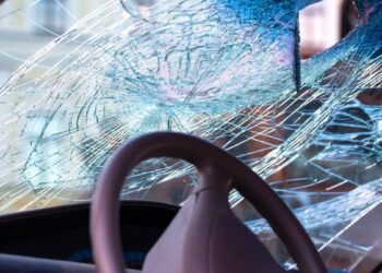 Mitai apie „maginius“ būdus išdaužti langą gali nužudyti: ką DARYTI po avarijos iš tikrųjų?