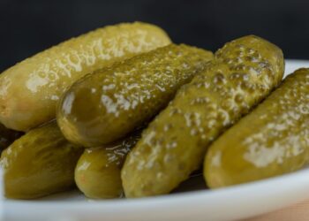 Mitybos specialistai šokiruoti: ar lietuvių mėgstami sūrūs agurkai iš tikrųjų tirpdo riebalus?