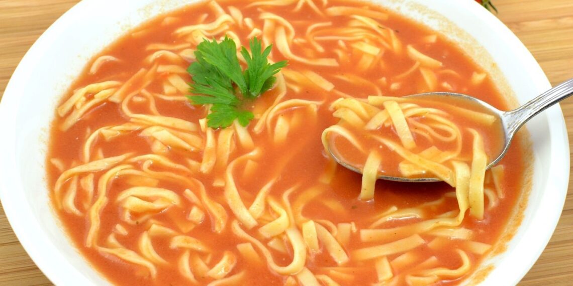 Močiutės triukas: į pomidorų sriubą įdėkite šaukštą šio produkto – skonis nustebins šeimą