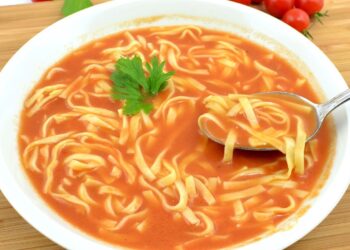 Močiutės triukas: į pomidorų sriubą įdėkite šaukštą šio produkto – skonis nustebins šeimą