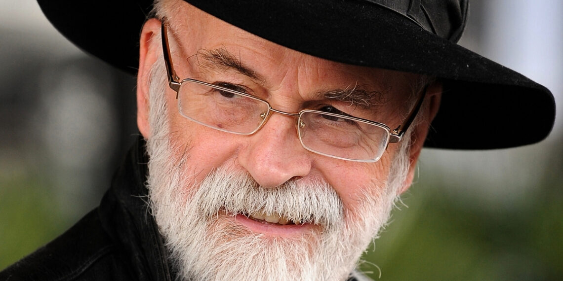 Mokslininkai aptiko ankstyvą demencijos ženklą Terry Pratchett romanuose: užkoduotas SOS?