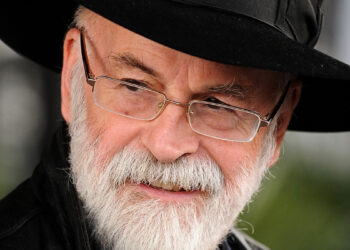 Mokslininkai aptiko ankstyvą demencijos ženklą Terry Pratchett romanuose: užkoduotas SOS?
