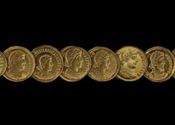 Mokslininkai aptiko auksinių monetų lobį su slapto, istorijoje ištrinto valdovo atvaizdu