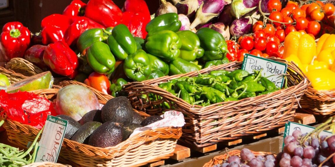 Mokslininkai atskleidė: šiose populiariose daržovėse – didžiausia pesticidų ir sunkiųjų metalų bomba