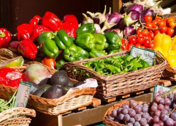 Mokslininkai atskleidė: šiose populiariose daržovėse – didžiausia pesticidų ir sunkiųjų metalų bomba