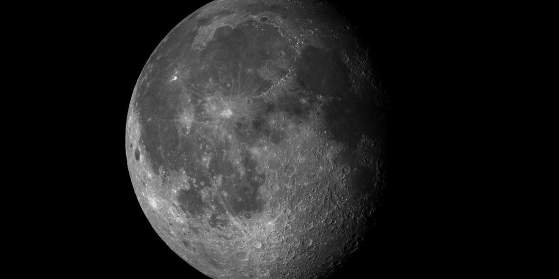 Mokslininkai nustėro: kodėl Mėnulis toks kreivas ir ar kalta milžiniška senovės kosminė avarija?