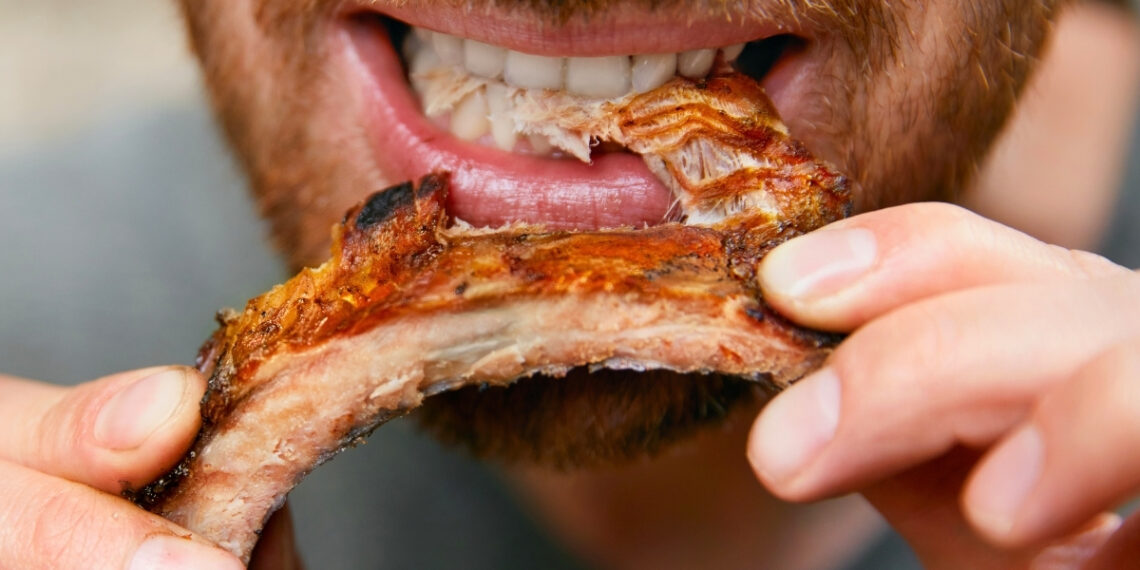 Mokslininkai šokiruoti: mėsėdžiai dažniau sulaukia 100 metų, bet slypi pavojinga paslaptis