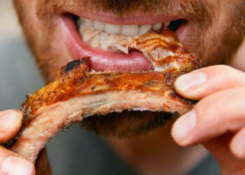 Mokslininkai šokiruoti: mėsėdžiai dažniau sulaukia 100 metų, bet slypi pavojinga paslaptis