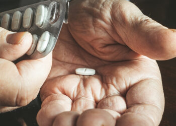 Mokslininkai šokiruoti: populiari skausmą malšinanti piliulė galbūt slapta naikina vėžį