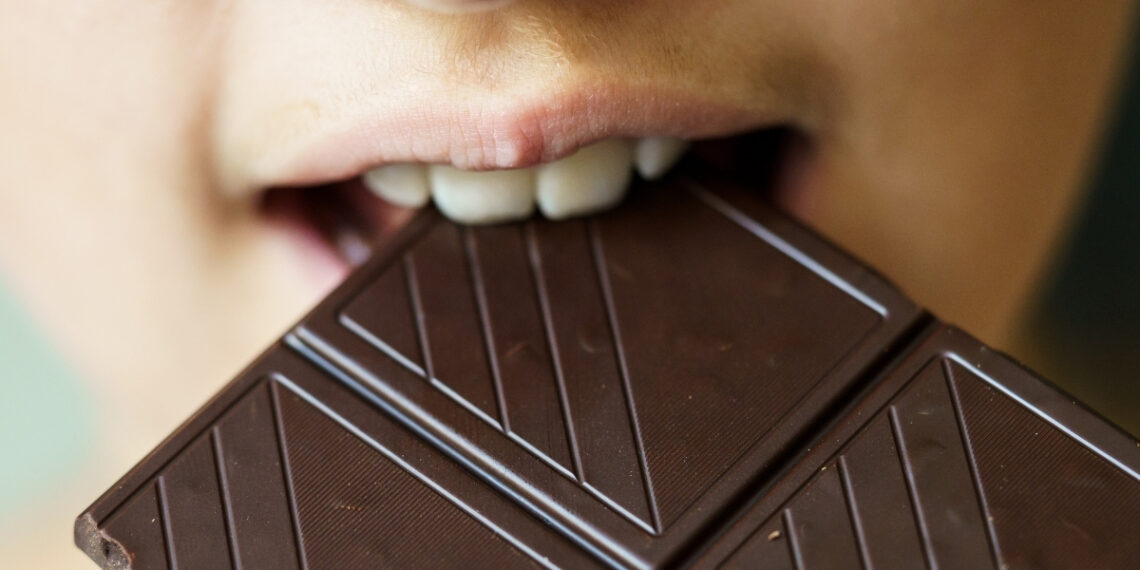 Mokslininkai šokiruoti: tamsiajame šokolade atrado paslaptį, galinčią sulėtinti senėjimą DNR lygiu