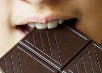 Mokslininkai šokiruoti: tamsiajame šokolade atrado paslaptį, galinčią sulėtinti senėjimą DNR lygiu