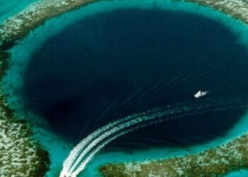 Mokslininkai šokiruoti: vandenyno gelmėse aptiko milžinišką skylę kurioje slepiasi paslaptingi virusai