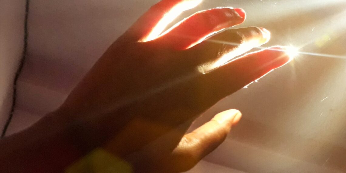 Mokslininkų atradimas šokiruoja: žmogus skleidžia paslaptingą šviesą, kuri mirus pradingsta