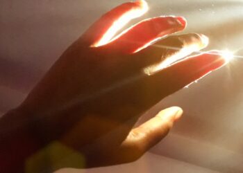 Mokslininkų atradimas šokiruoja: žmogus skleidžia paslaptingą šviesą, kuri mirus pradingsta