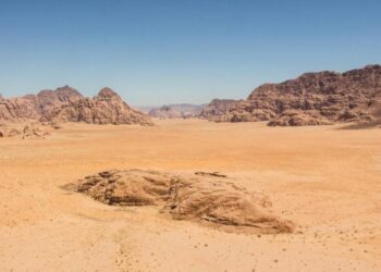 Mokslininkus šokiravo atradimas Saharoje: keisti tamsūs platūs dariniai perrašo dykumos istoriją