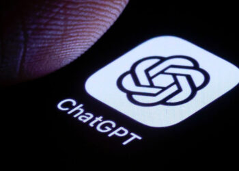 Moteris vos nežuvo: ChatGPT šalia morkų rekomendavo mirtinai nuodingą žolę kaip maistą