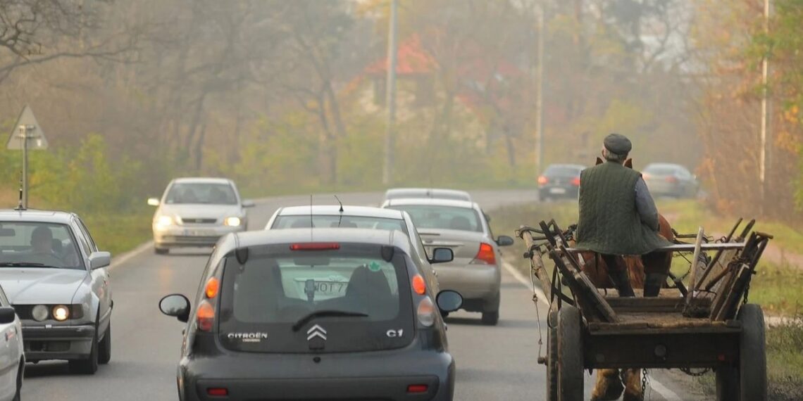 Ar galima lenkti lėtą transporto priemonę per dvigubą ištisinę liniją?