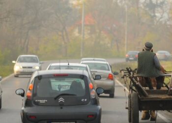 Ar galima lenkti lėtą transporto priemonę per dvigubą ištisinę liniją?