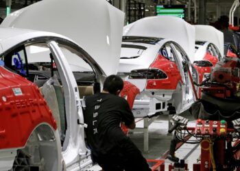 Muskas šokiruoja: Tesla nutraukia legendinių Model S ir X gamybą – ruošia robotų revoliuciją