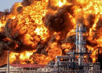 Naktinis Ukrainos smūgis supurtė Rusiją: 12 degančių rafin­erijų ir gėdingas gynybos fiasko