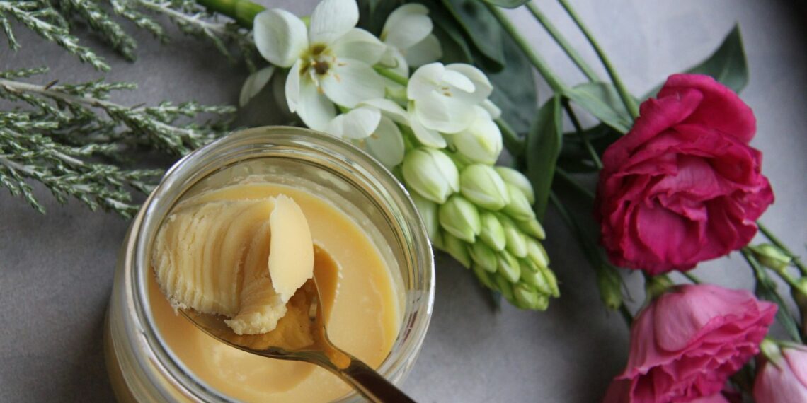 Naminis kremas su taukmedžių sviestu ir erškėtrožių aliejumi – dermatologai apstulbę nuo efekto