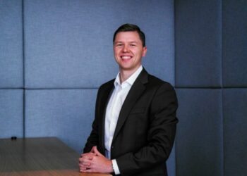 Nauja dirbtinio intelekto romantinių aferų banga: kaip atpažinti klastingus meilės sukčius internete