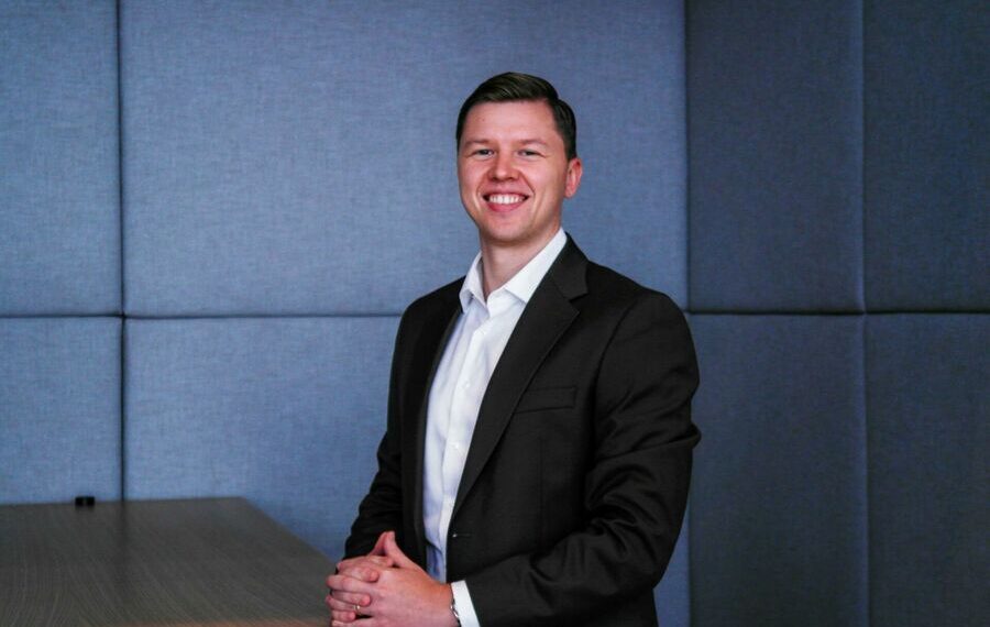 Nauja dirbtinio intelekto romantinių aferų banga: kaip atpažinti klastingus meilės sukčius internete