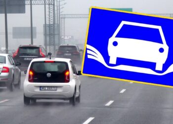 Naujas paslaptingas kelio ženklas glumina vairuotojus: ką reiškia automobilis su „sparnais“?