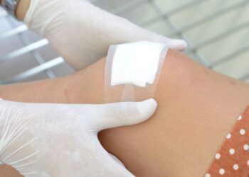 Naujas stebuklingi milteliai sustabdo mirtiną kraujavimą per SEKUNDĘ: ar tai revoliucija medicinoje?