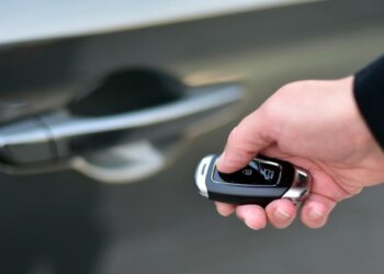Naujos kartos auto raktelis: 7 slaptos funkcijos, kurių net patyrę vairuotojai nežino