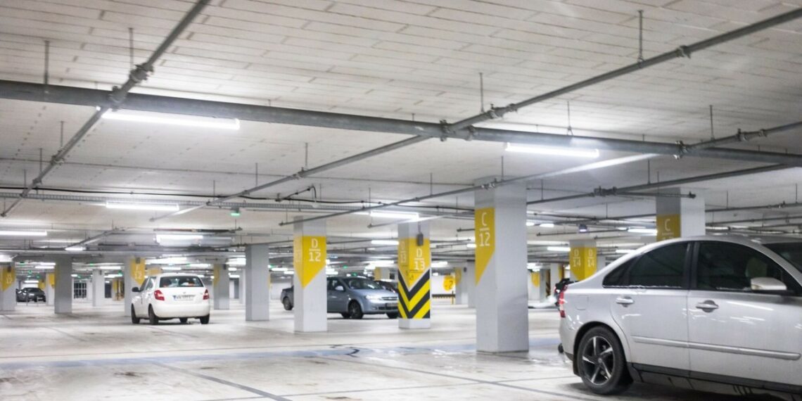 Negali rasti mašinos prekybos centro aikštelėje? Paprastas triukas su raktu ir galva stebina mokslininkus