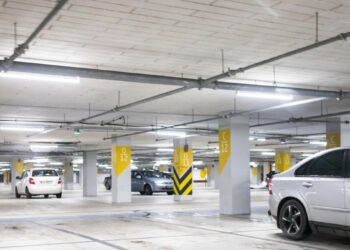 Negali rasti mašinos prekybos centro aikštelėje? Paprastas triukas su raktu ir galva stebina mokslininkus