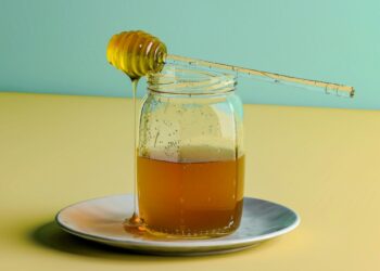 Nei mikrobangė, nei vandens vonelė! Tikrasis būdas atkimšti cukruotą medų, kurį slepia bitininkai