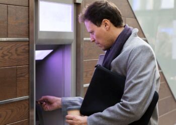 Neįtikėtina klaida: vyrui Čilėje per klaidą pervedė 330 kartų didesnę algą – teismas leido pasilikti