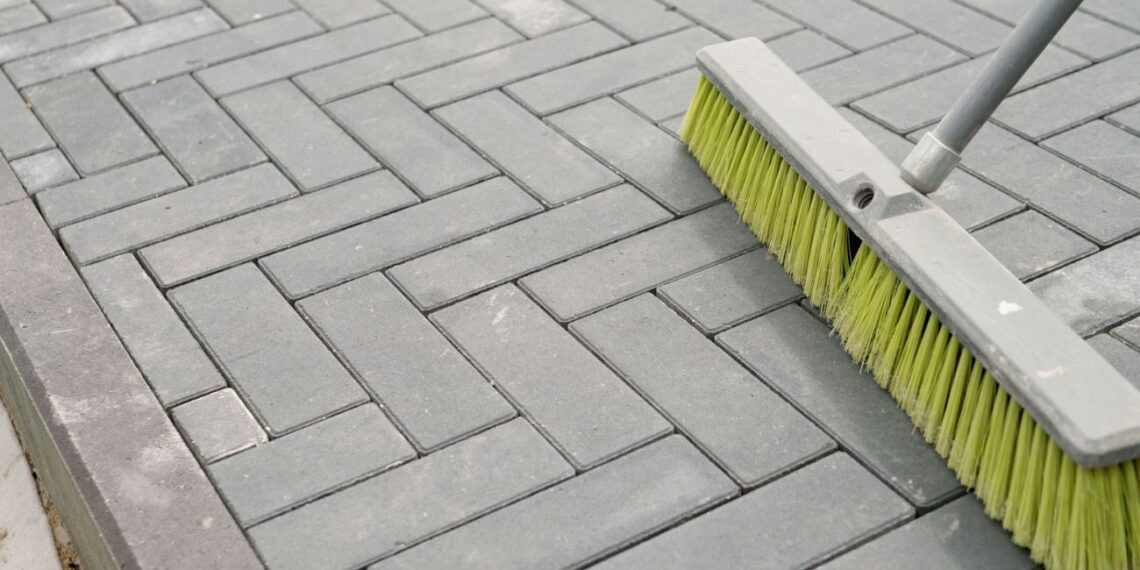 Neįtikėtina priemonė naikina žalią apnašą nuo trinkelių ir terasos – paviršius tarsi naujas!