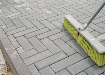 Neįtikėtina priemonė naikina žalią apnašą nuo trinkelių ir terasos – paviršius tarsi naujas!