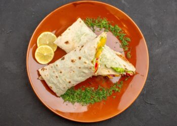 Neįtikėtina užkanda iš lavašo: atrodo lyg iš brangaus restorano, o pagaminama per kelias minutes