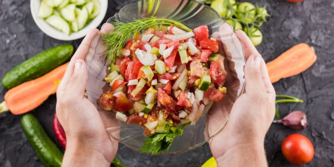 Neįtikėtinai gardžios 5 minučių salotos su dešrelėmis: tinginiams, skubantiems ir gurmanams!