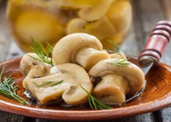 Neįtikėtinai greiti marinuoti pievagrybiai: paslaptis, kaip po kelių valandų tampa dieviški