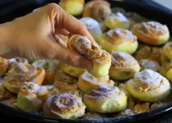 Neįtikėtinai purios suktos bandelės su riešutų įdaru: toks tešlos receptas keičia viską virtuvėje