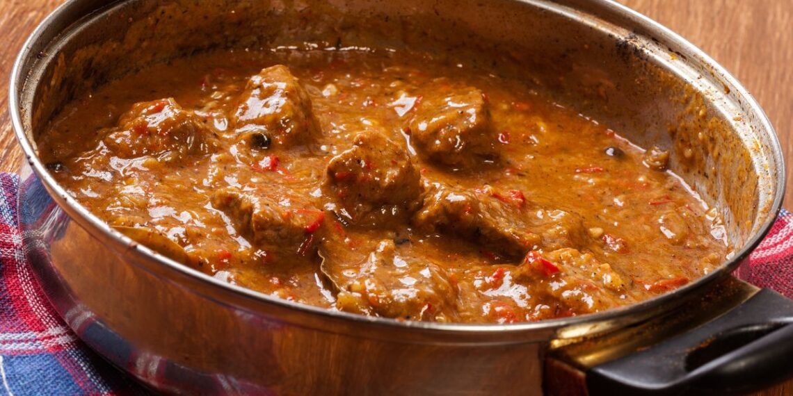 Neįtikėtinas triukas guliašui: pamiršk miltus ir grietinę – šis priedas akimirksniu sutirštins ir sustiprins skonį